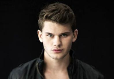 'War Horse' Star Jeremy Irvine to Play Young Colin Firth