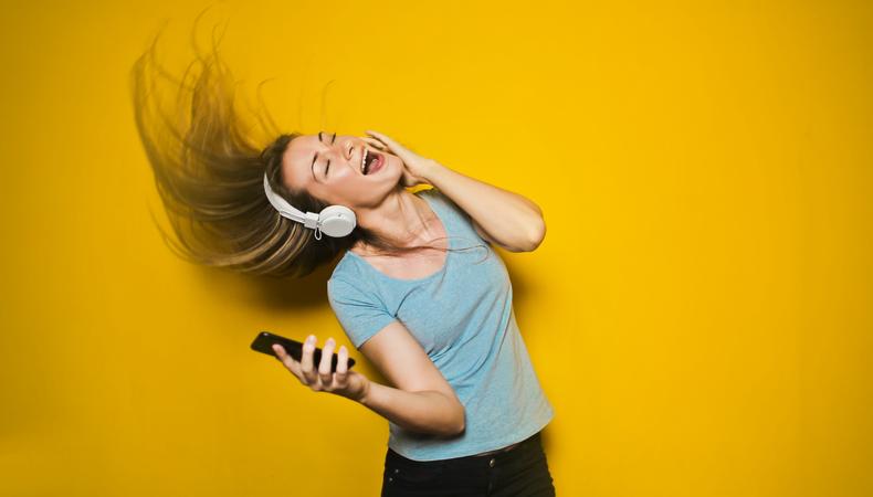 Woman performing the side stretches of her hands while turning the body to  the right photo – Warm up exercise Image on Unsplash