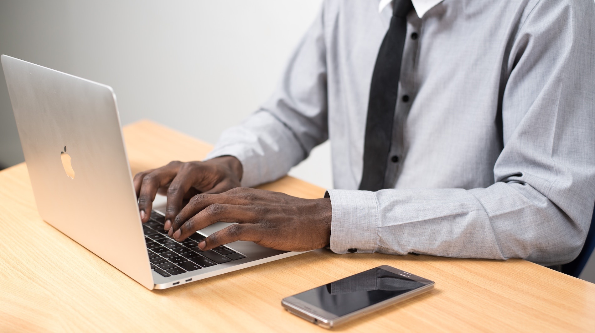 6 Ways Voice Actors Can Write a Stellar LinkedIn Bio