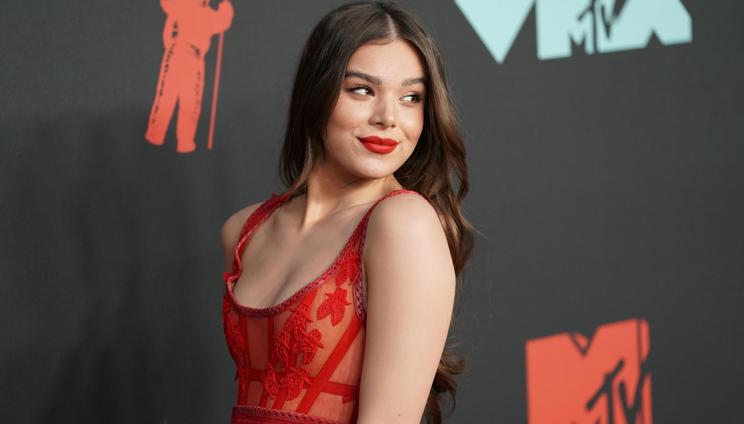 Now Casting Glamour Magazine Needs Hailee Steinfeld Fans For A Shoot