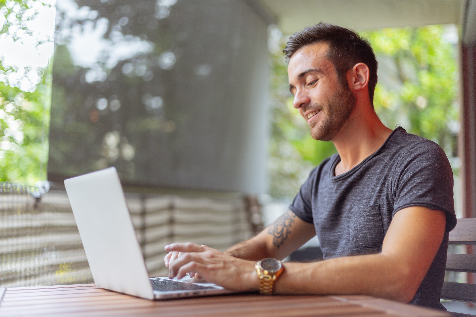 4 Ways to Use LinkedIn to Find Voiceover Clients