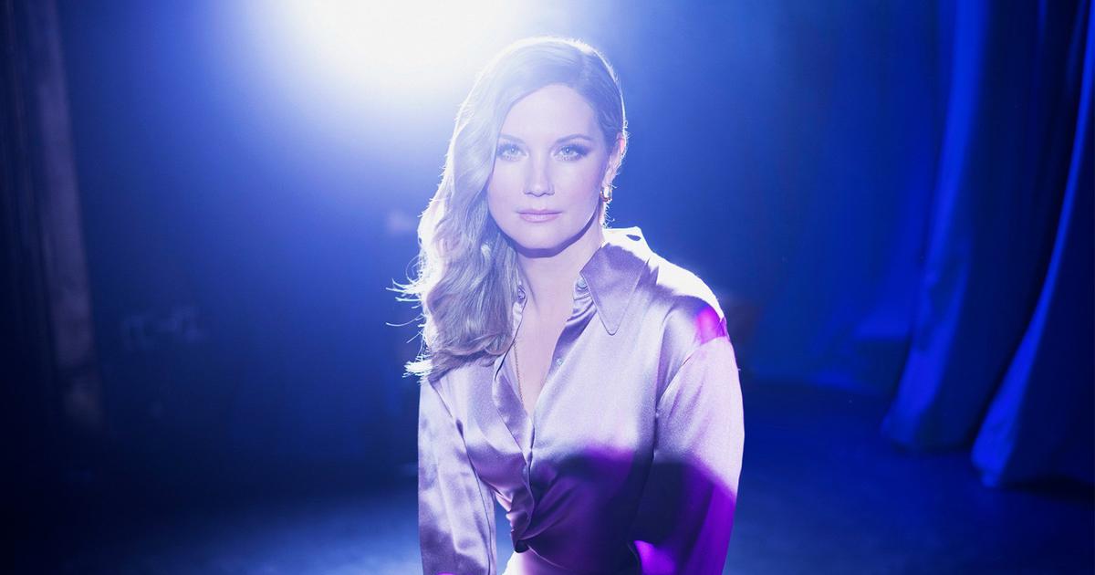 Jennifer Nettles Continues to Redefine Herself Backstage(02)