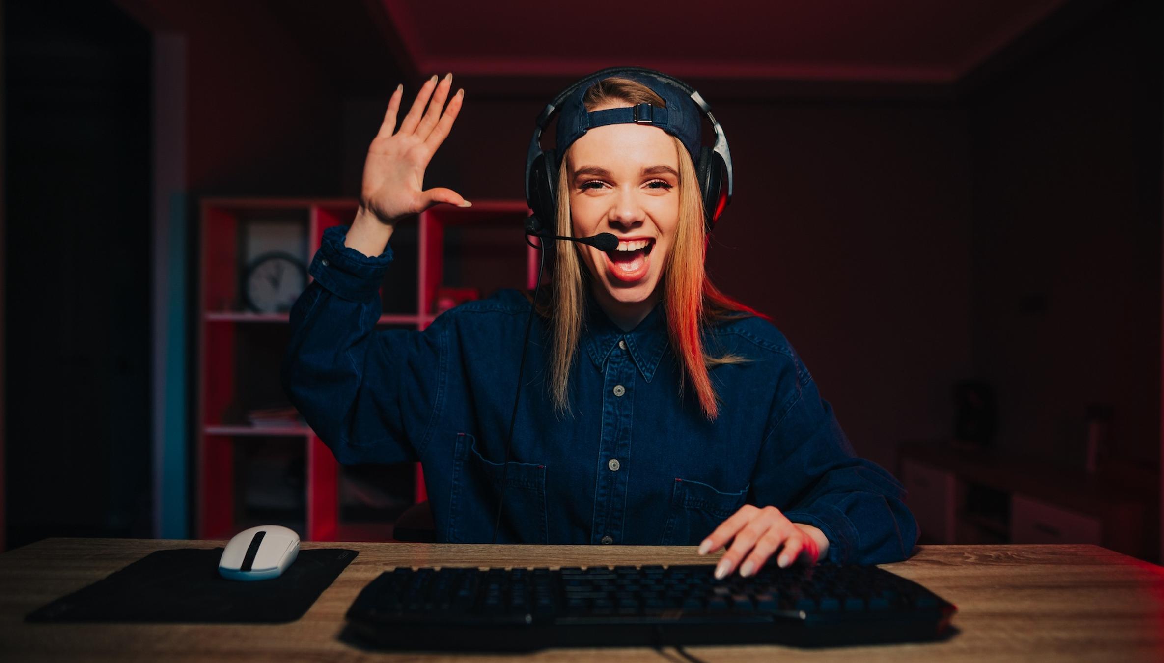 7 Top Female Twitch Streamers Live Streaming Games In 2022