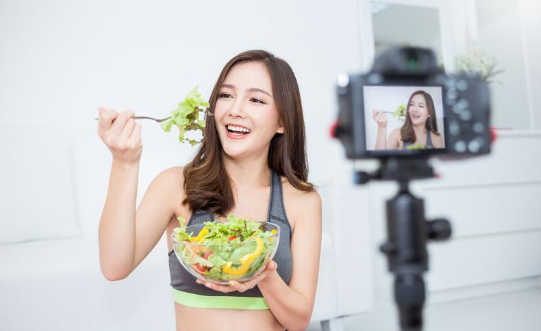 Fitness influencer eating salad