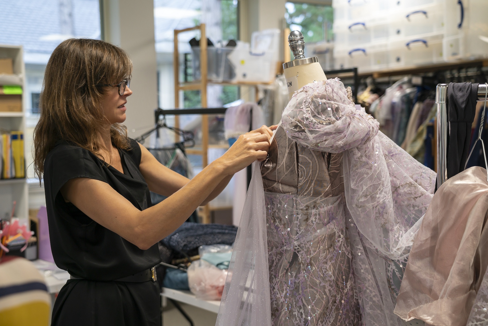 how to dress up as a fashion designer How To Be A Fashion Designer by Lesley Ware: 9780593840511