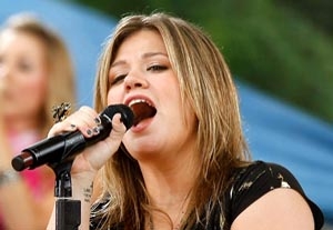 Kelly Clarkson Struggles with Body Image -- in Print